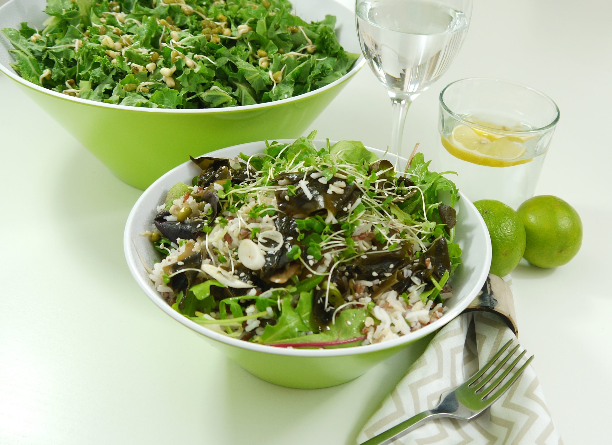 Салат из огурцов с оливковым маслом. Салат вакамэ. Салат Сивид. Seaweed Salad блюда. Сыроедческий салат баклажан.