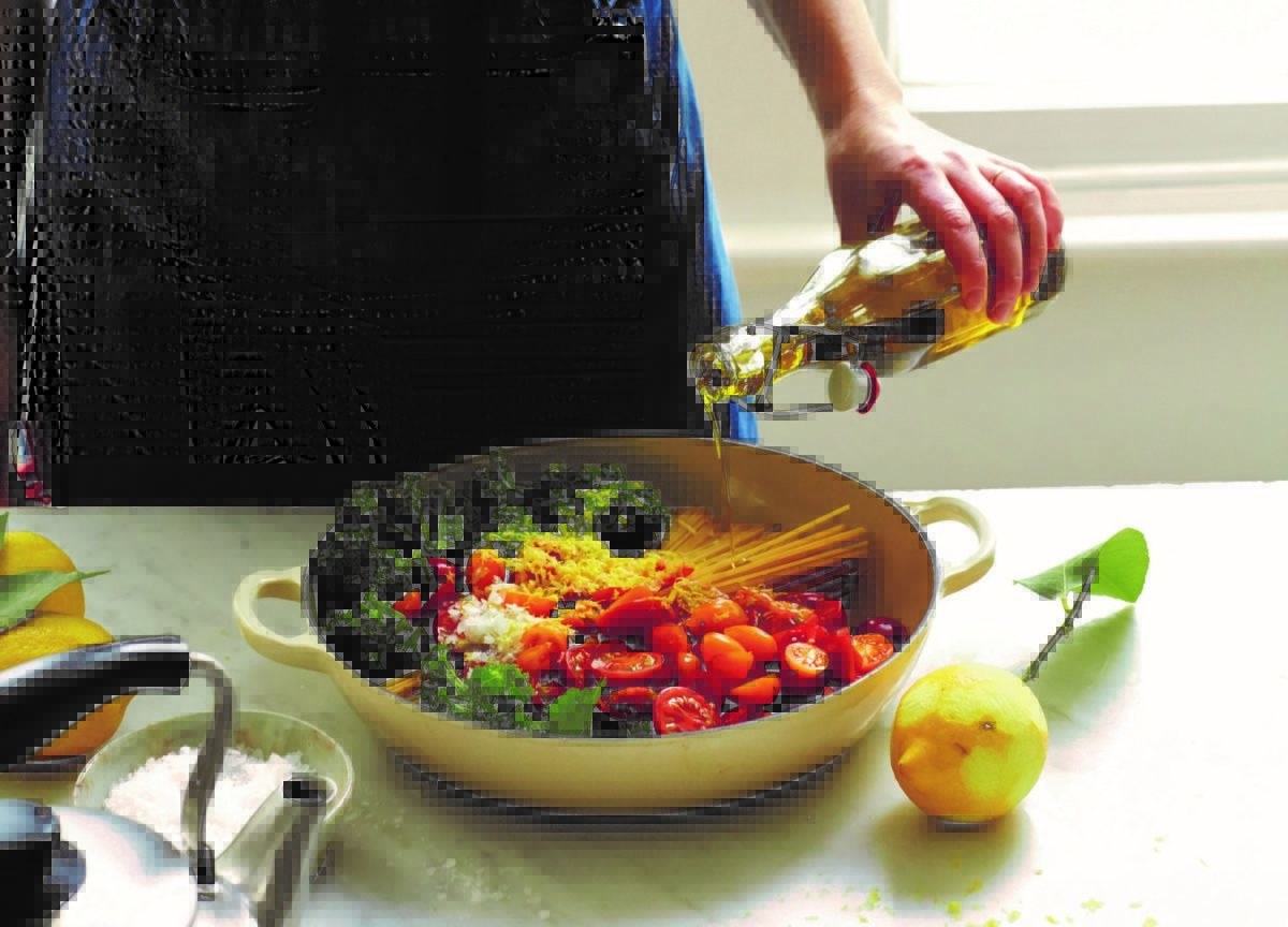 Espaguete mágico com couve, tomate e limão