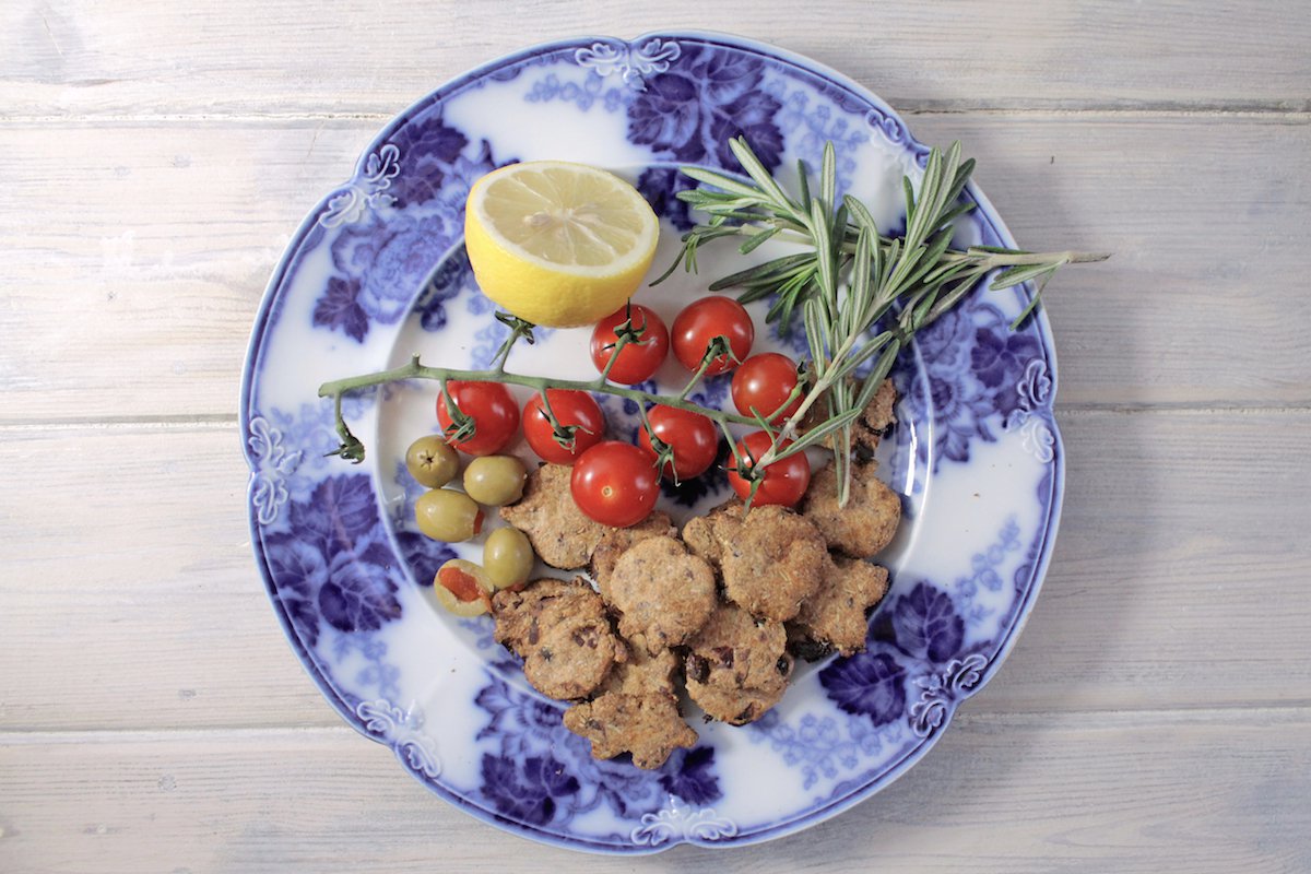 Sundried Tomato and Olive Crackers - Veganuary