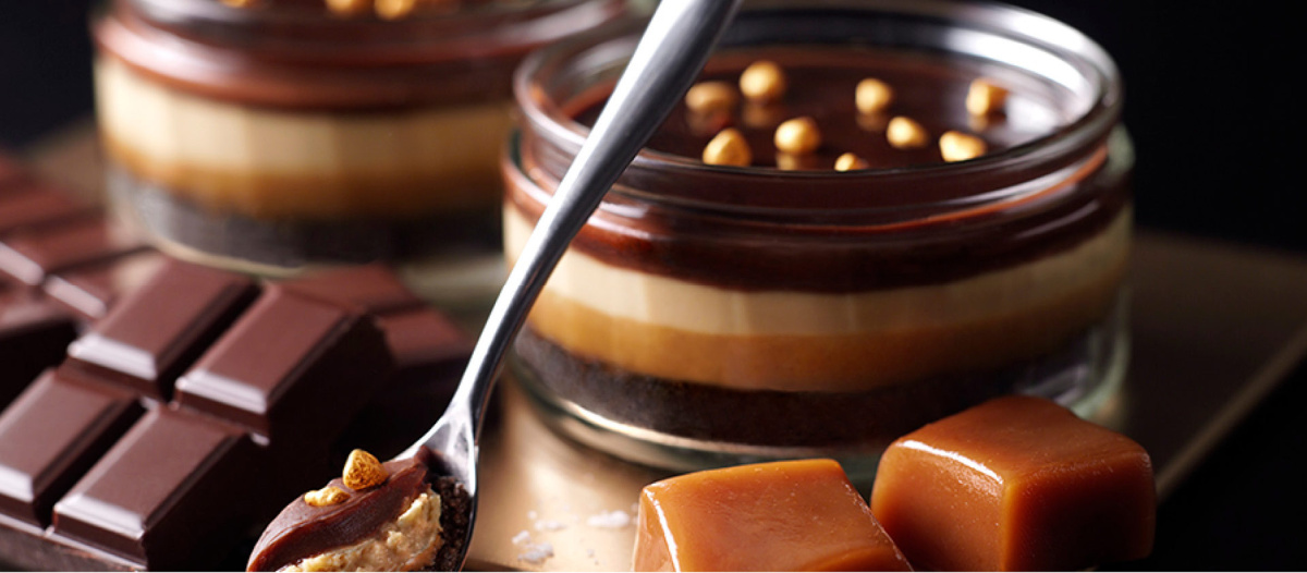 Gü Puds alongside a bar of chocolate