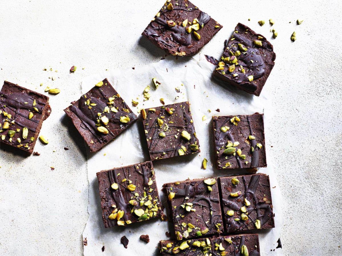 Chocolate, peanut butter and chickpea fridge bars - Vegan Recipes