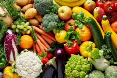 Verduras e frutas verdes ilustram como o veganismo pode ajudar a combater a obesidade