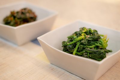 Seasoned spinach in two types of sauce (2)