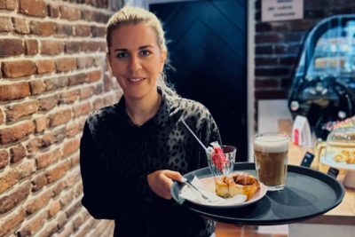 Die ehemalige Veganuary-Teilnehmerin Nina Tümmers in ihrem greens-Café