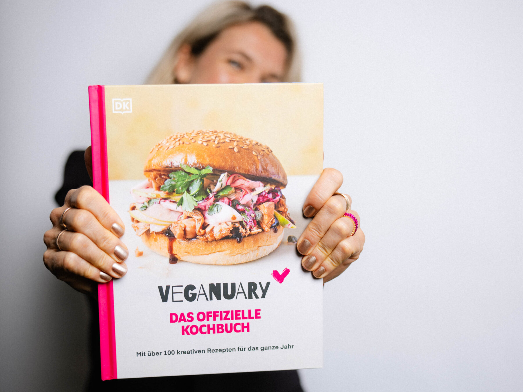 Kerstin Landsmann präsentiert das offizielle Veganuary Kochbuch
