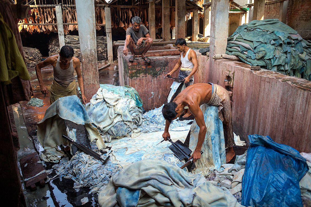 Arbeiter in einer Gerberei in Bangladesh