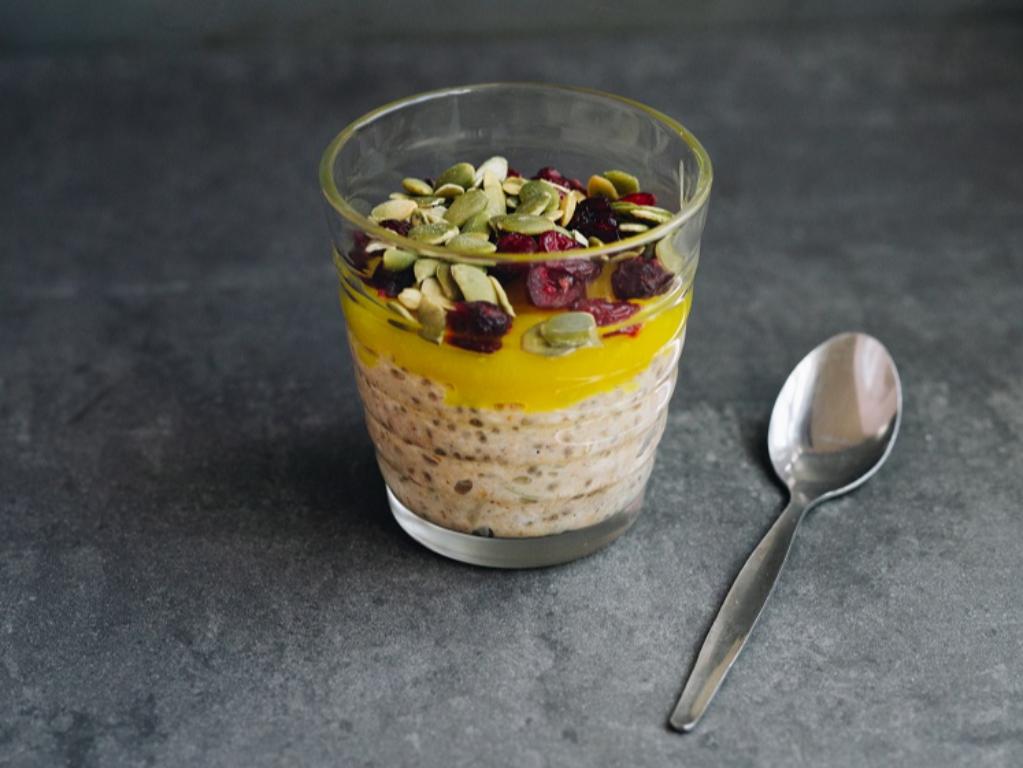 Vegan mango & passionfruit overnight oats - Caffe Nero