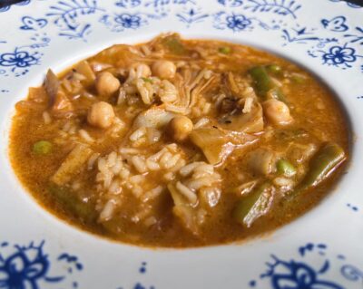 Arroz caldoso de alcachofas