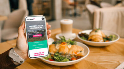 Handy-Screen vor gedecktem Tisch