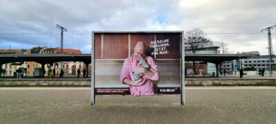 Veganuary-Plakat an einem Bahnhof
